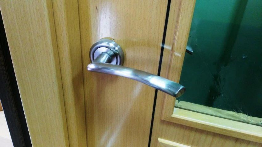Herrajes de una puerta Herrajes de una puerta